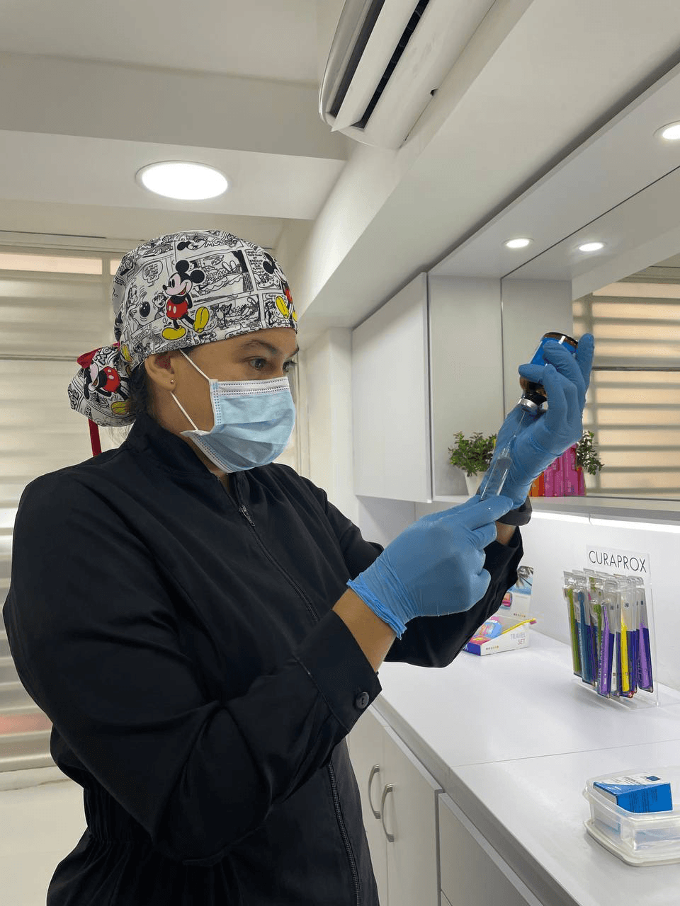 Dra. Kateryn Trujillo durante la preparación para la atención odontológica